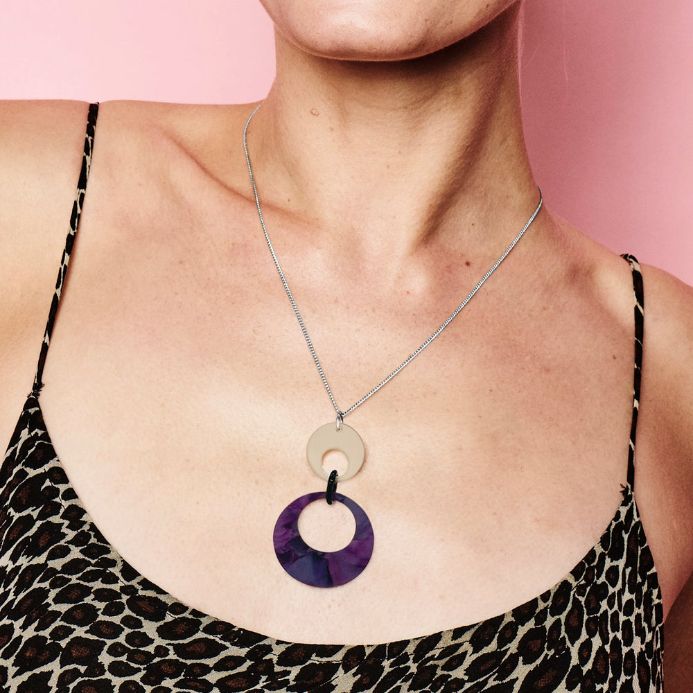 Swinging Circle Pendant - Amethyst Pearl & Champagne