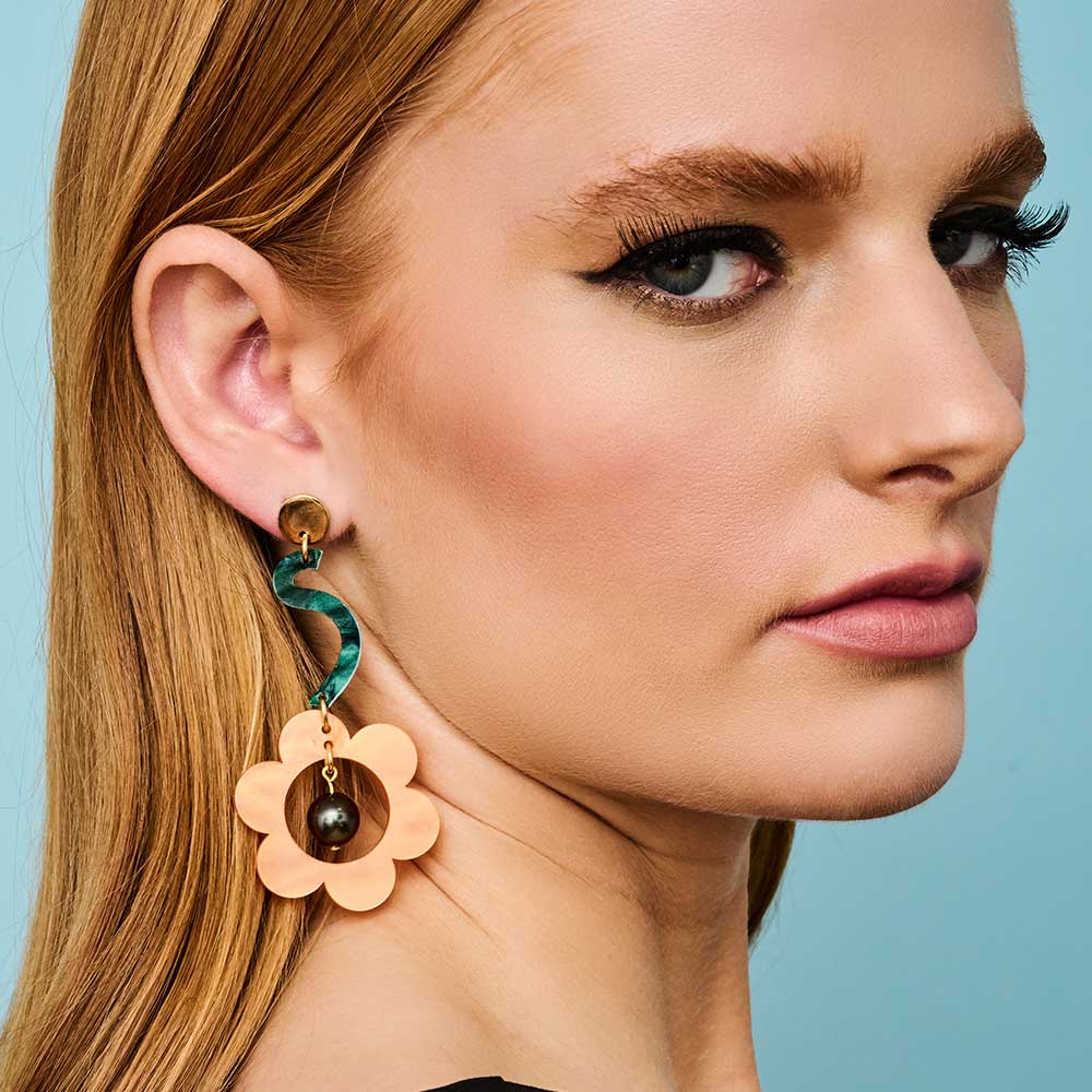 toolally earrings 60s pearl daisy drops